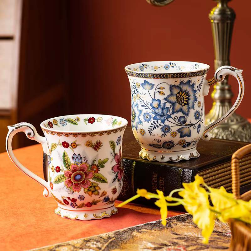 Tasse à café en porcelaine bleue et blanche française