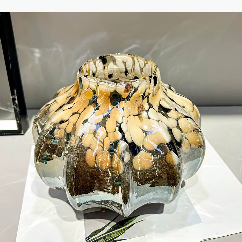 Vase en verre texturé peint
