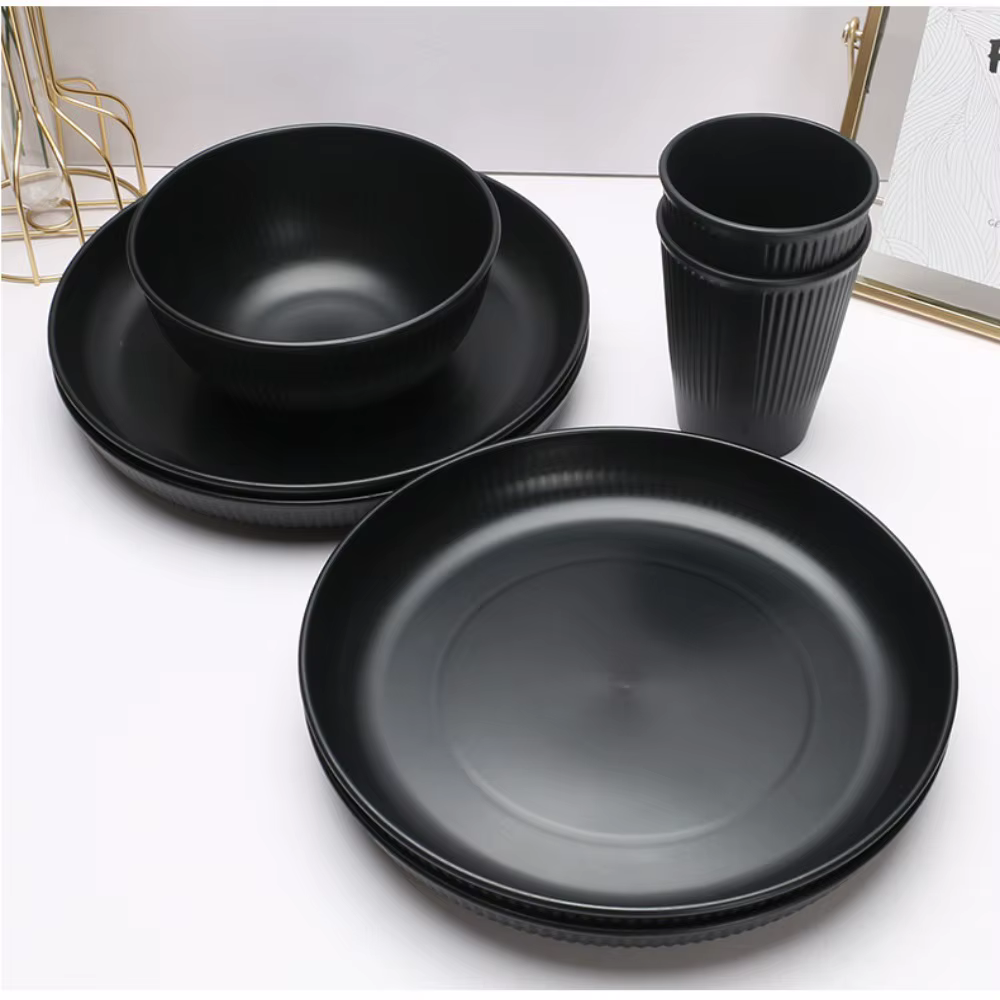 Ensemble de couverts en plastique noir