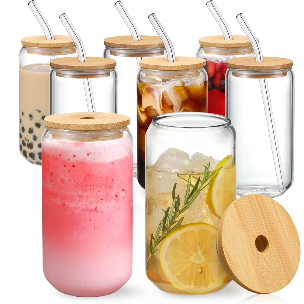 Tasses en verre avec couvercles et paille en bambou