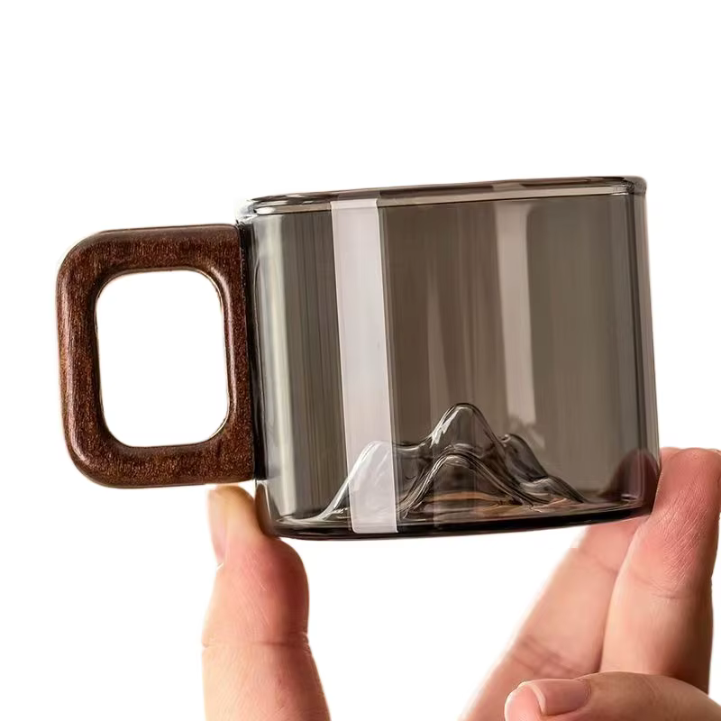Petites tasses en verre gris fumé