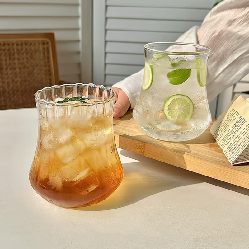 Verre à boire transparent en forme de vague créative