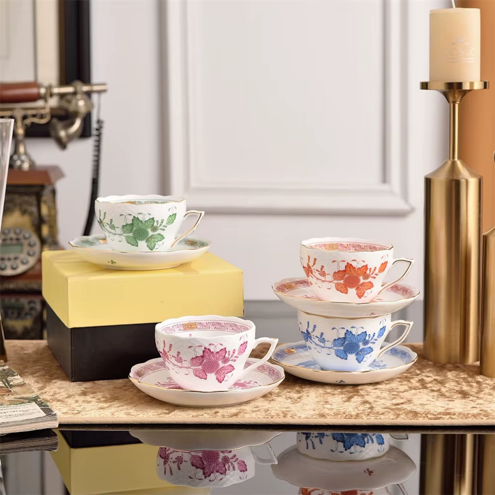 Tasse à café et soucoupe de thé de l'après-midi créative