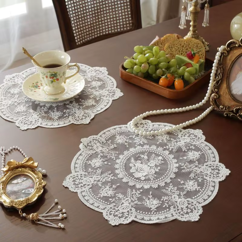 Napperon de table rétro en dentelle brodée