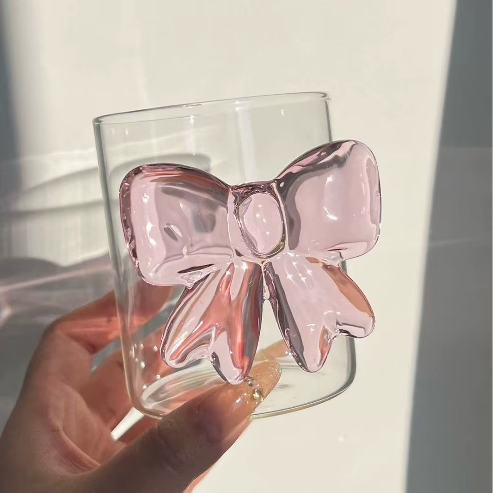 1 tasse en verre mignonne