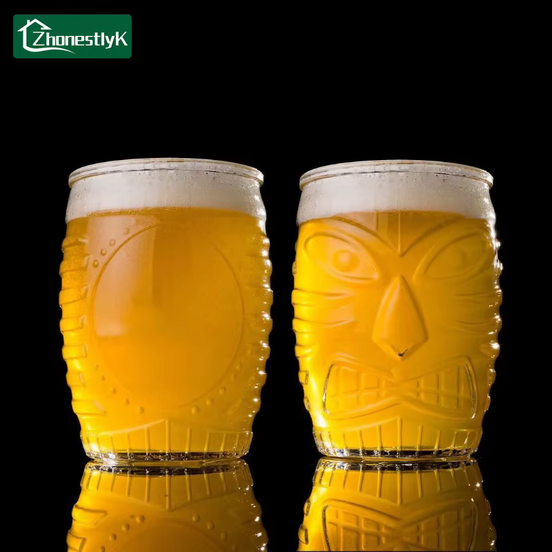 Tasse à bière en verre avec visage fantôme