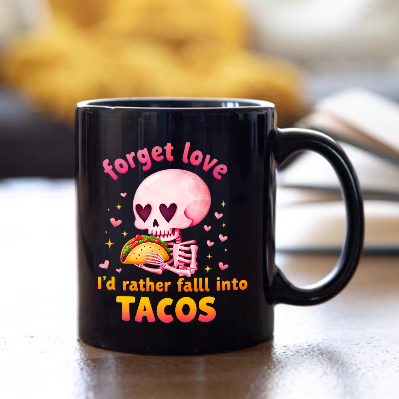 Une tasse en céramique noire avec un motif de torpille de crâne rose et le texte "Oufrez sur l'amour