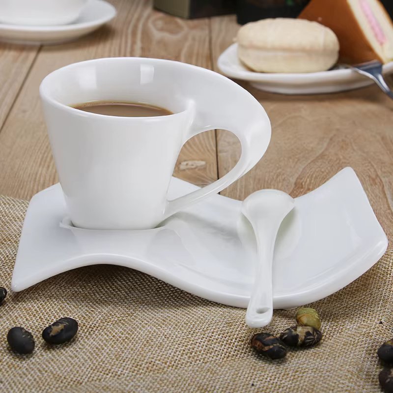 Ensemble de tasses à café et soucoupes en porcelaine ondulée européenne