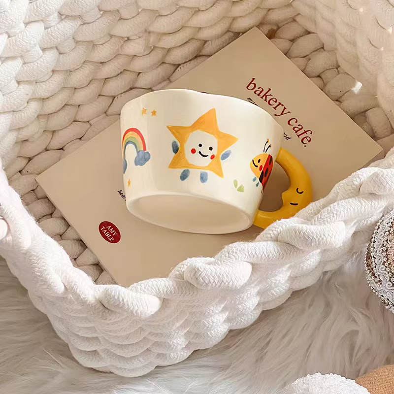 Tasse en céramique belle peinte à la main avec poignée de lune