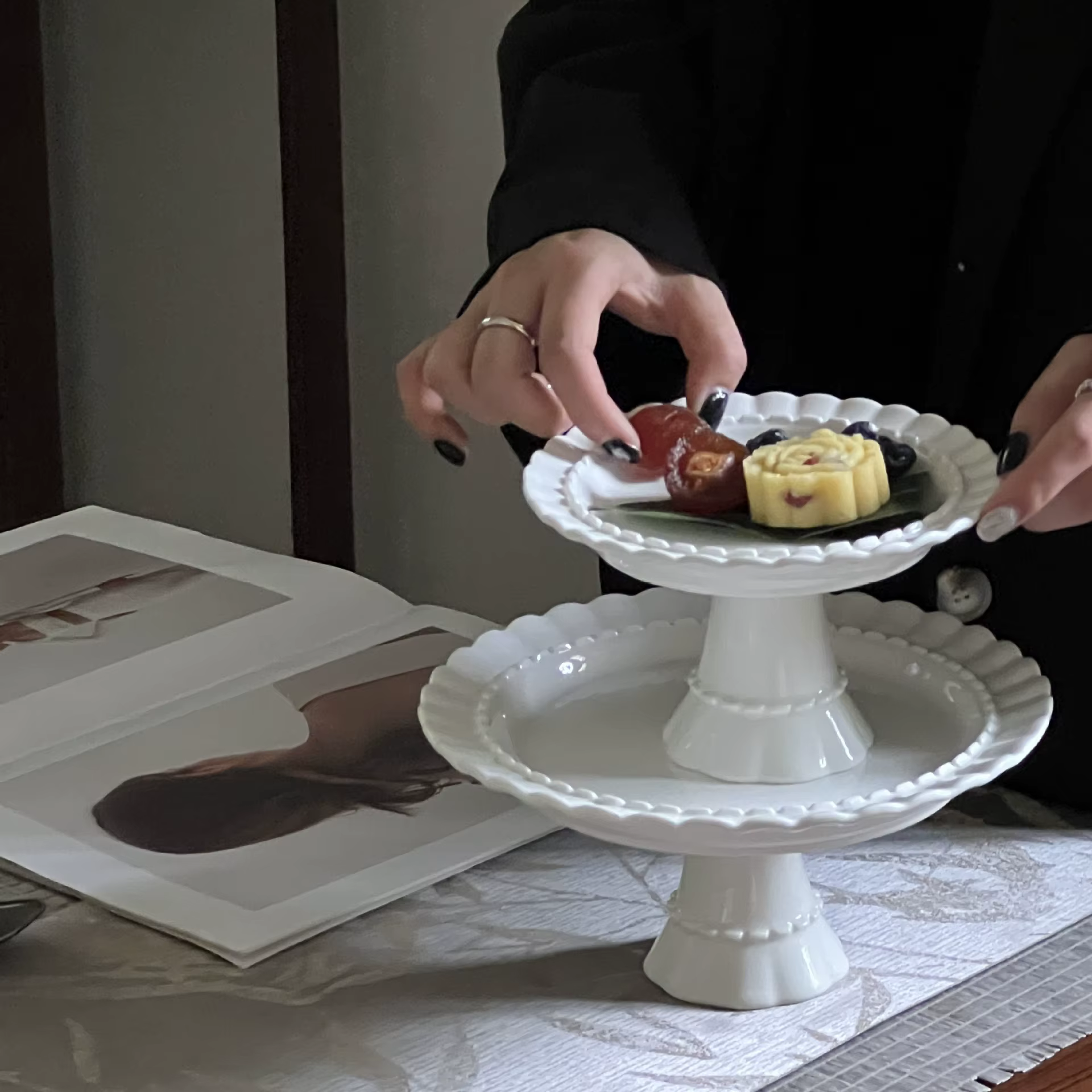 Assiette médiévale en céramique française à pied haut