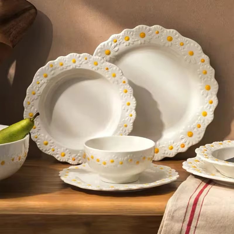 Assiette en relief en céramique