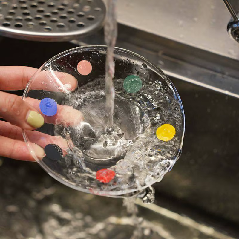 Assiette de tasse en verre à pois colorés conviennent