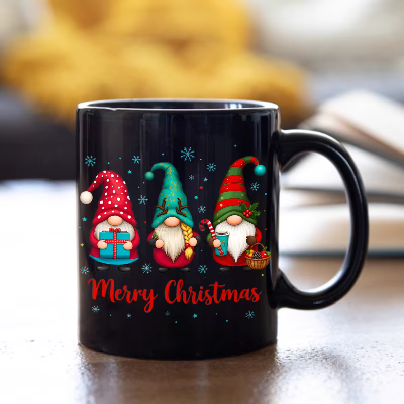 Tasse de Noël, elfe noir avec cadeaux et texte "Joyeux Noël"