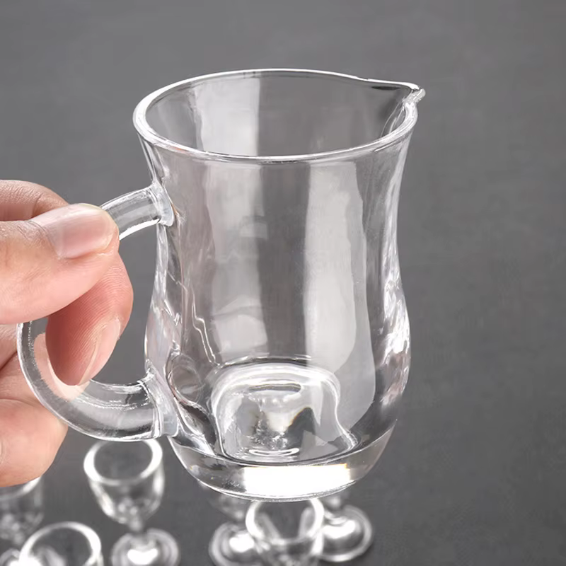 Distributeur de vin rouge transparent