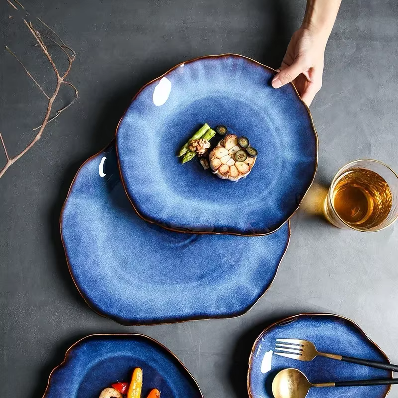 Assiettes en céramique bleu profond