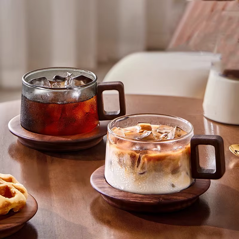 Tasse à café avec manche en bois avec cuillère