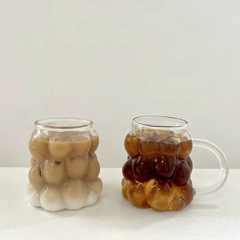 Tasse à café en verre de raisin
