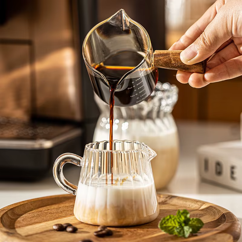Tasse à mesurer à café en verre résistant à la chaleur de 75 ml avec manche et balance en bois – Carafe à lait pour expresso/latte – Outil Barista