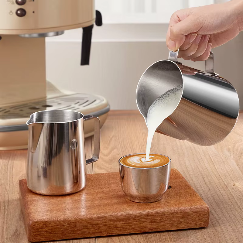 Pichet à mousse de café et de lait
