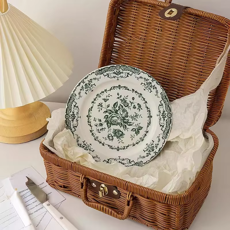 Assiette en céramique rose vintage française