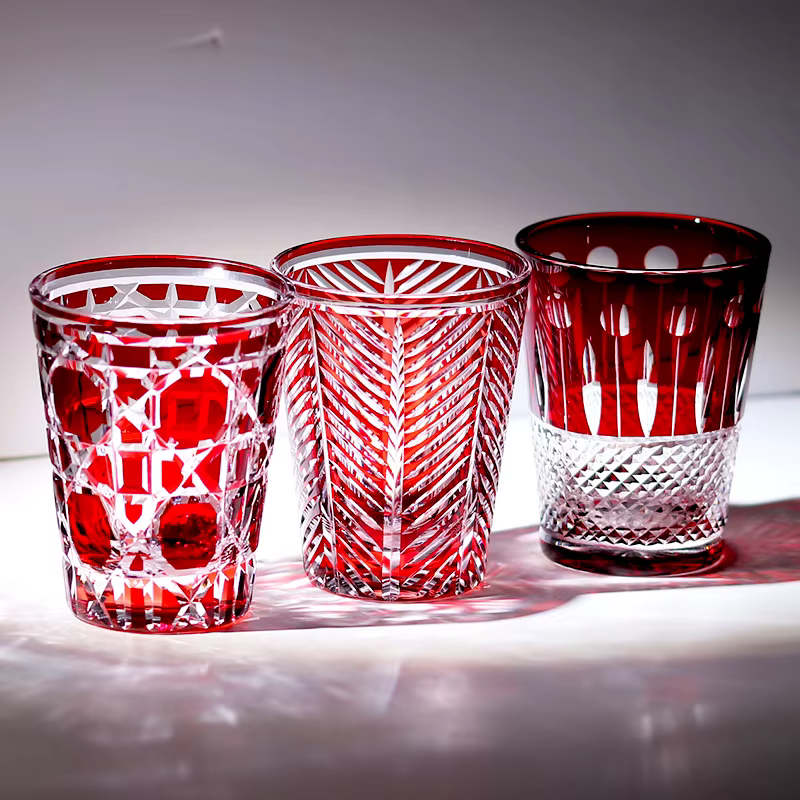 Verre à whisky rouge fait à la main