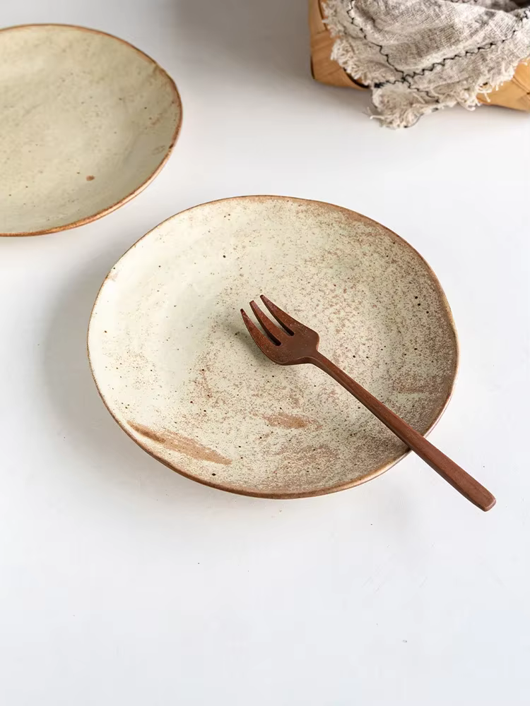 Assiette en céramique rustique faite à la main de style japonais pour pâtes