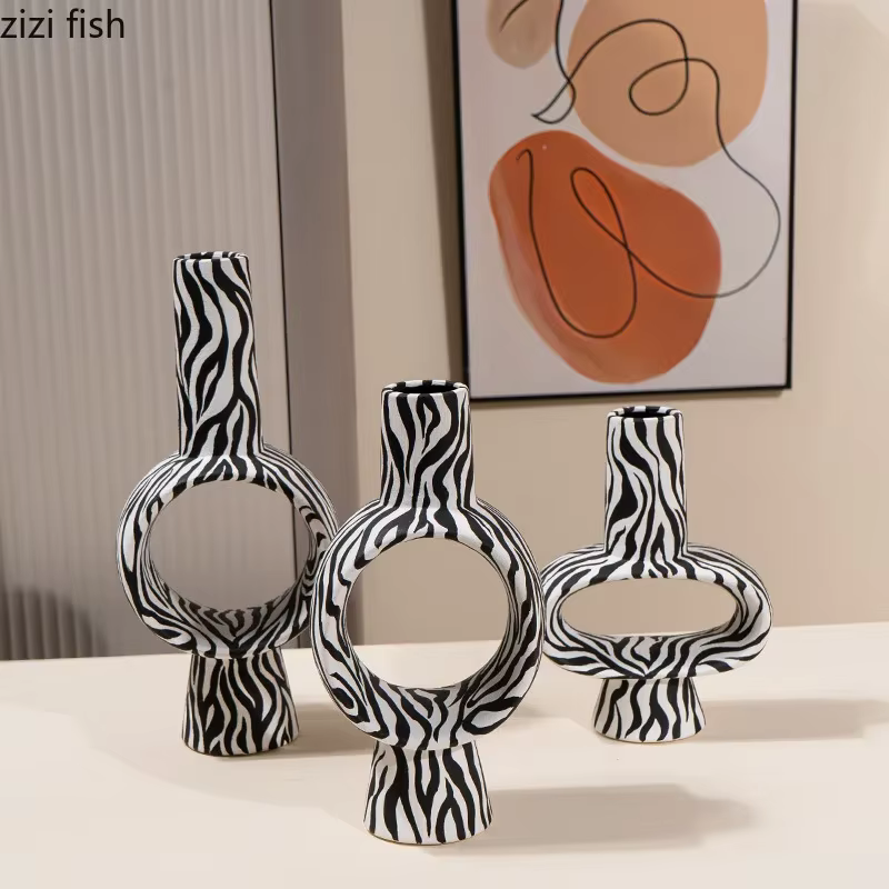 Vase en céramique à rayures zébrées