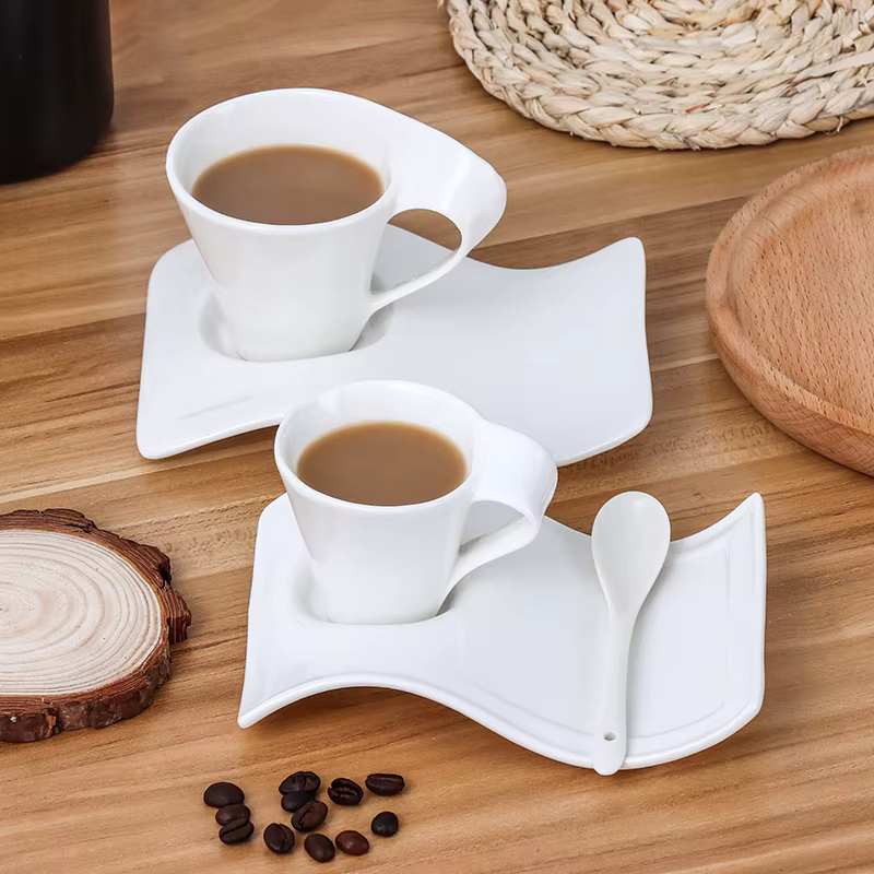 Ensemble de tasses à café et soucoupes en porcelaine ondulée européenne