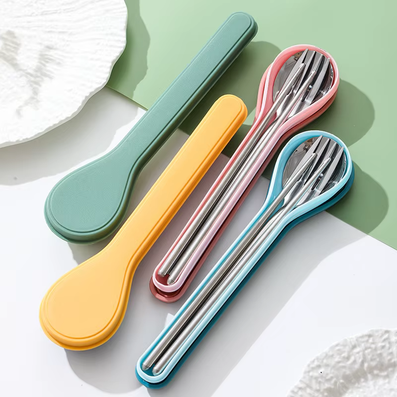 Couverts avec mallette de rangement