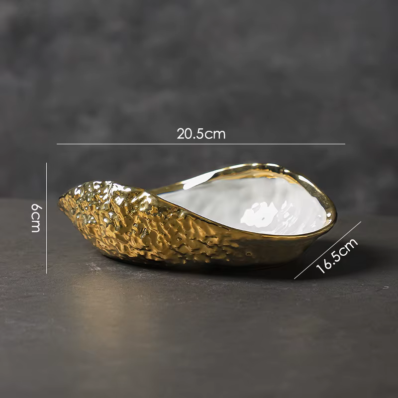 Assiette en forme de coquillage avec motif de roche