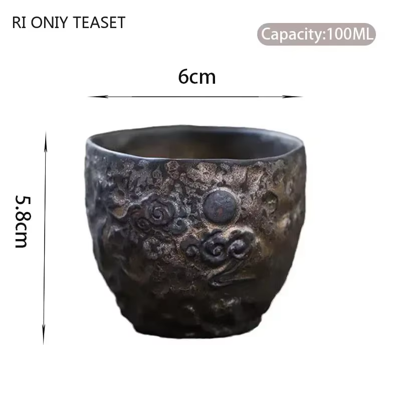 Tasse à thé dorée en poterie traditionnelle japonaise