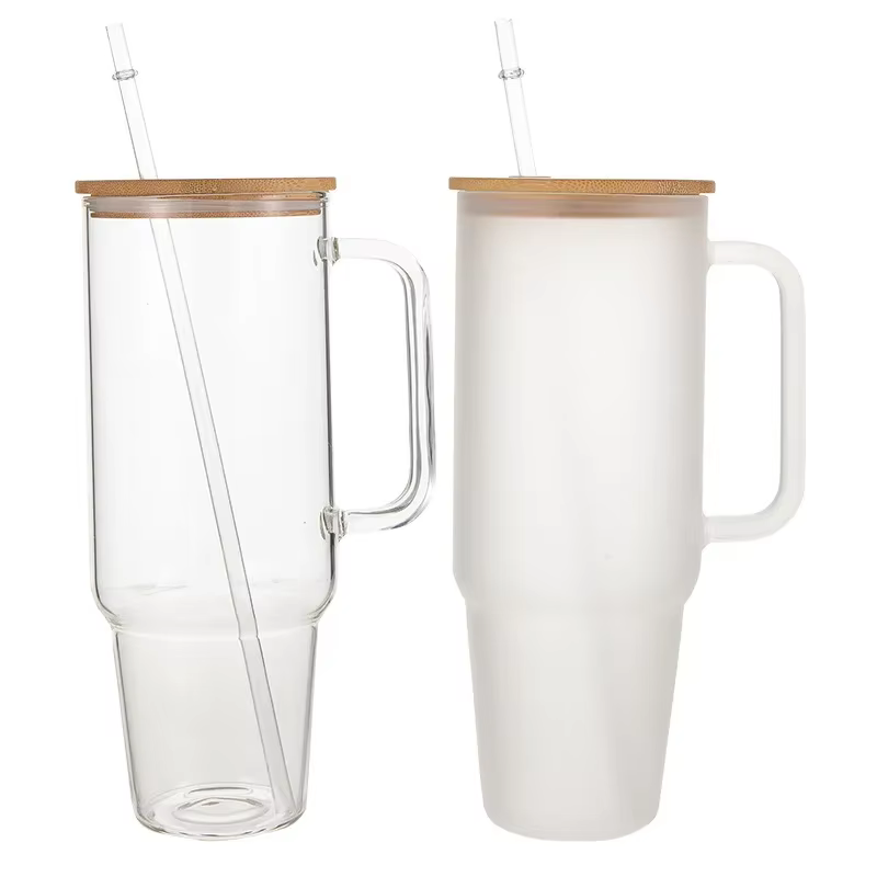 Tasse en verre avec poignée et couvercle en paille
