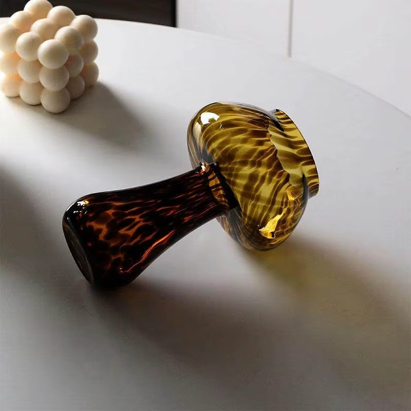 Gobelet en verre en forme de champignon léopard ambré mignon