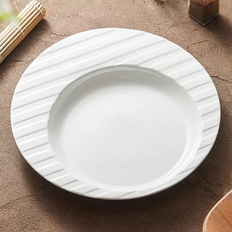 Assiette en céramique à motif de lignes pour restaurant