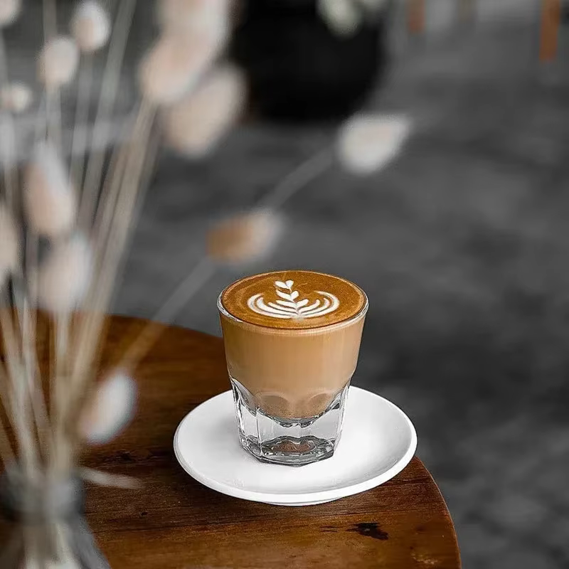 Tasse à café blanche plate