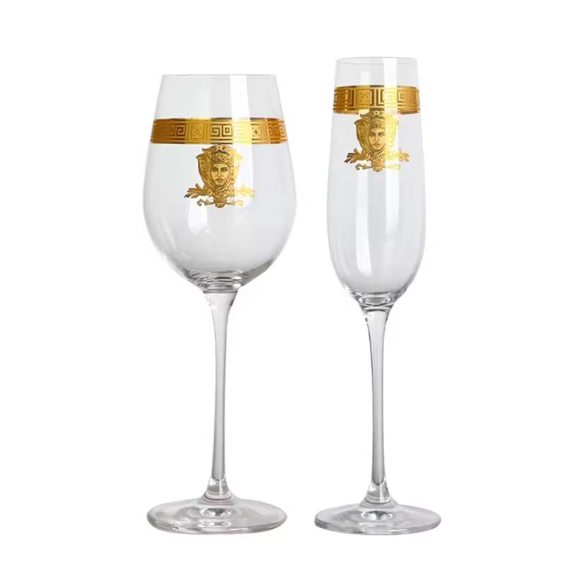 Verre à vin en cristal à bord doré