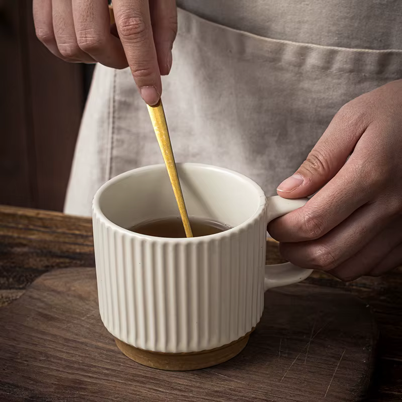 Tasse à boire universelle avec cuillère
