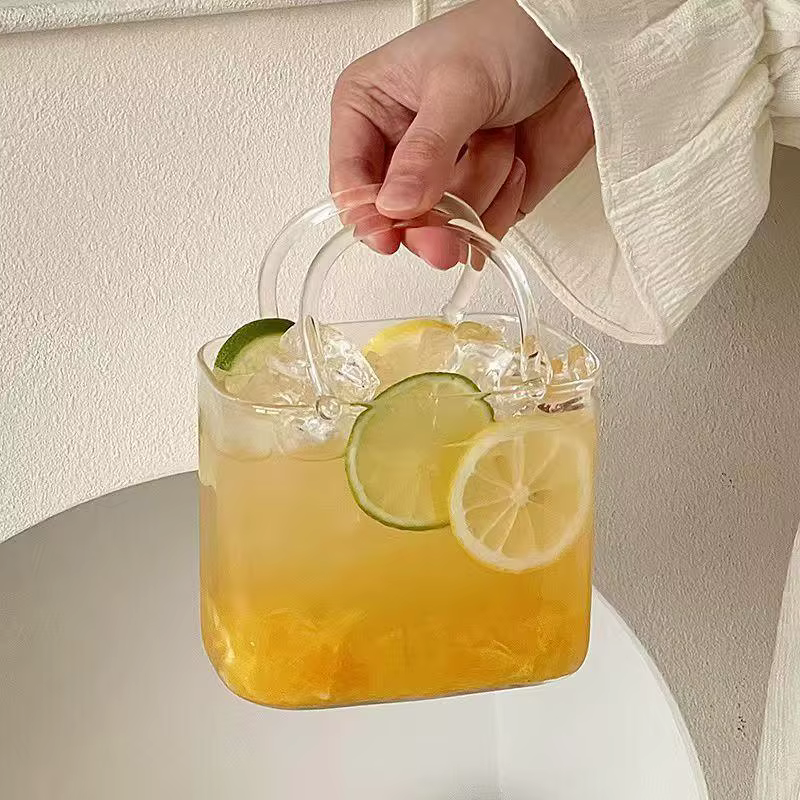 Verre à boire en forme de sac à main avec paille fleurie