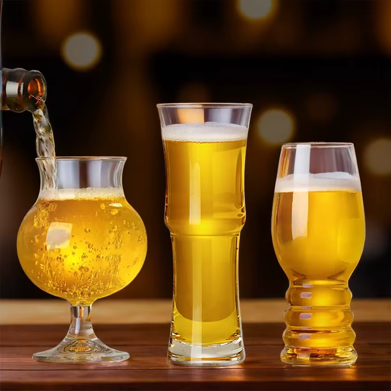 Tasse à bière artisanale transparente
