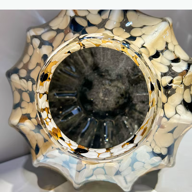 Vase en verre texturé peint