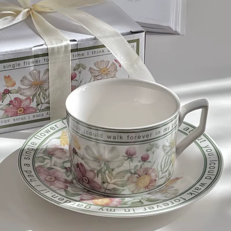 Tasse à café et soucoupe de Style rétro français