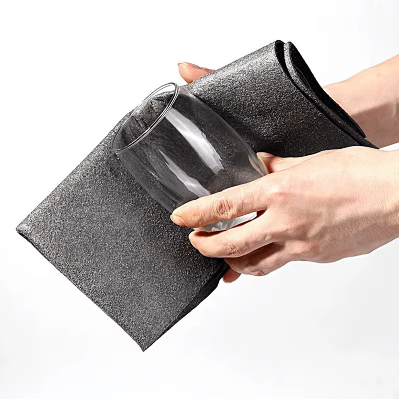 Tissu magique gris pour essuyer le verre