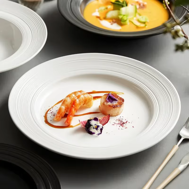 Assiette occidentale en céramique blanche