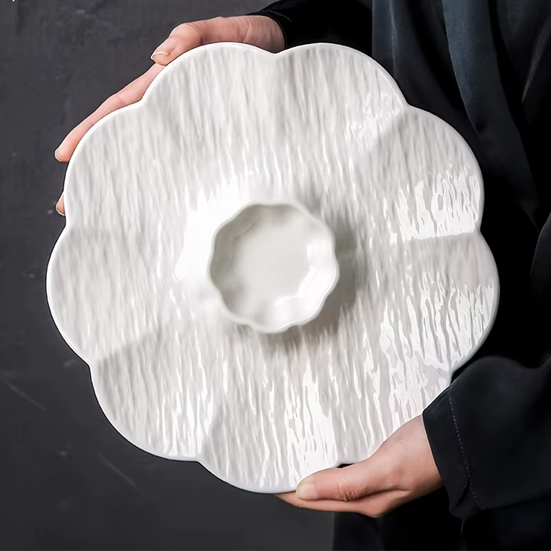 Assiette en céramique raffinée en forme de pétale avec plateau