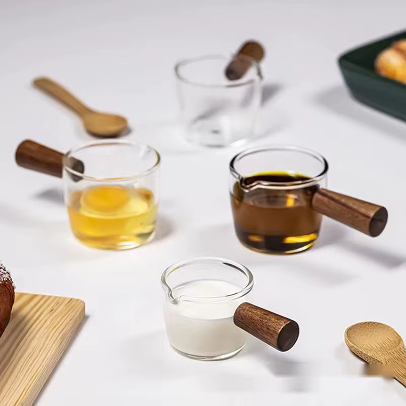 Tasse à mesurer en verre avec manche en bois