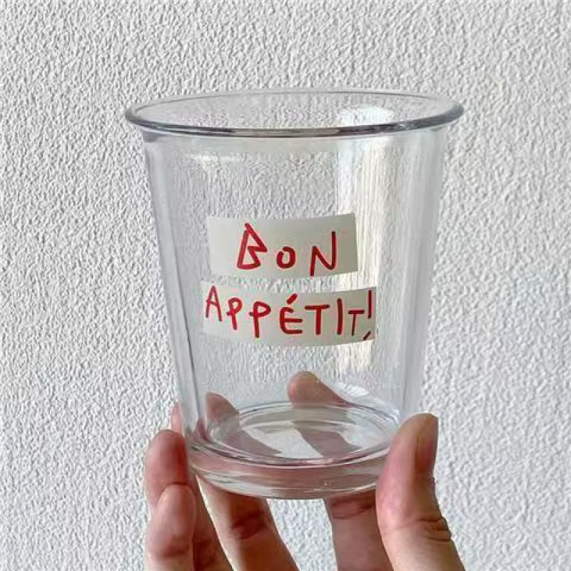Verre à lettres françaises au design élégant
