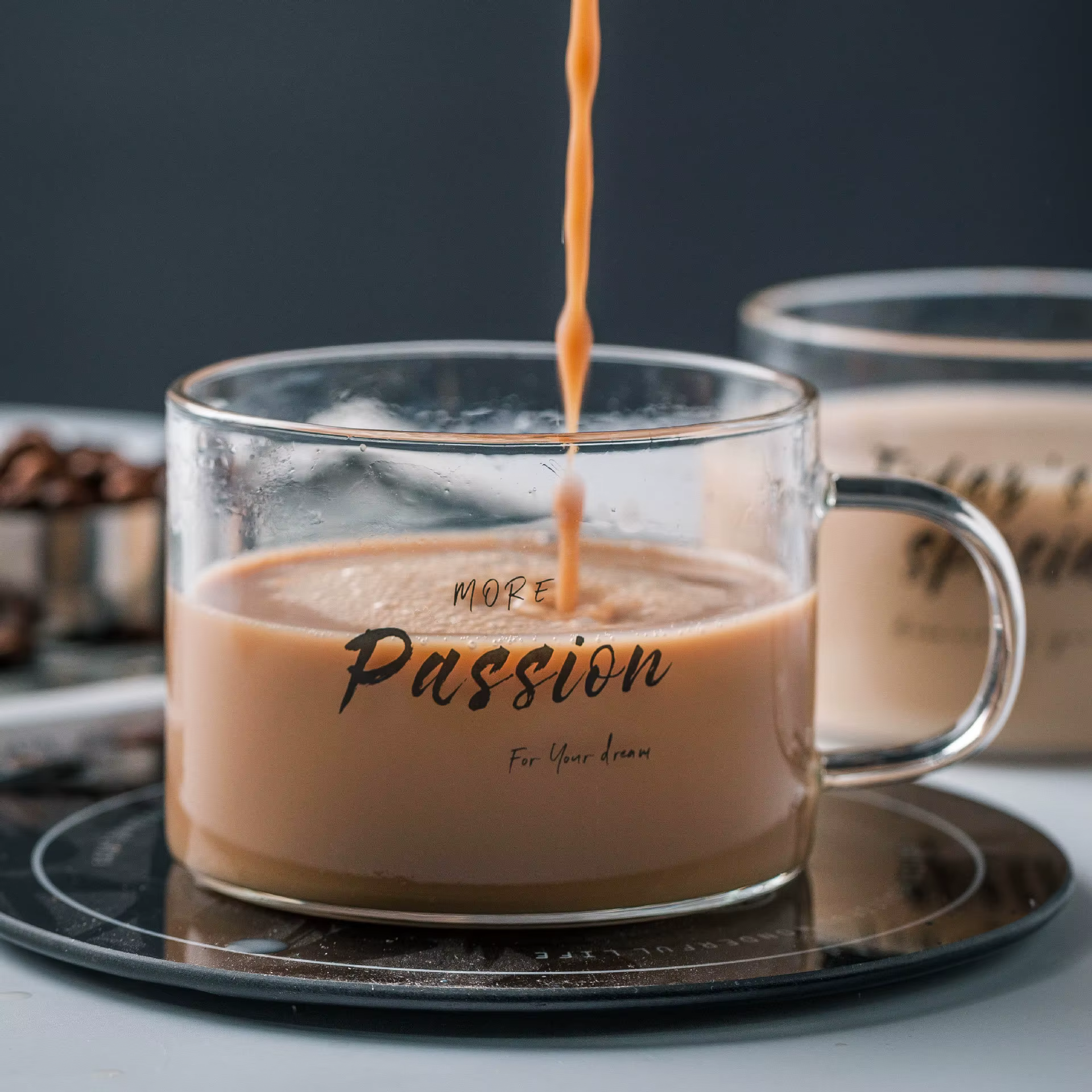 Tasse à café et thé en verre avec lettres transparentes imprimées