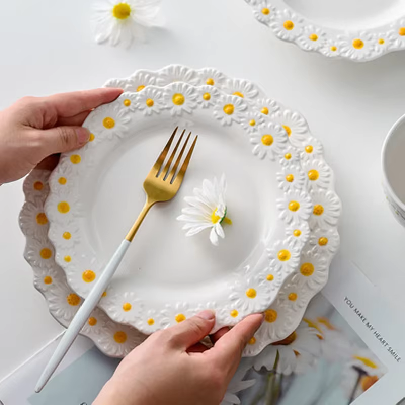 Assiette en relief en céramique