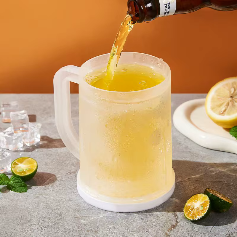 Verre de bière réfrigéré d'été