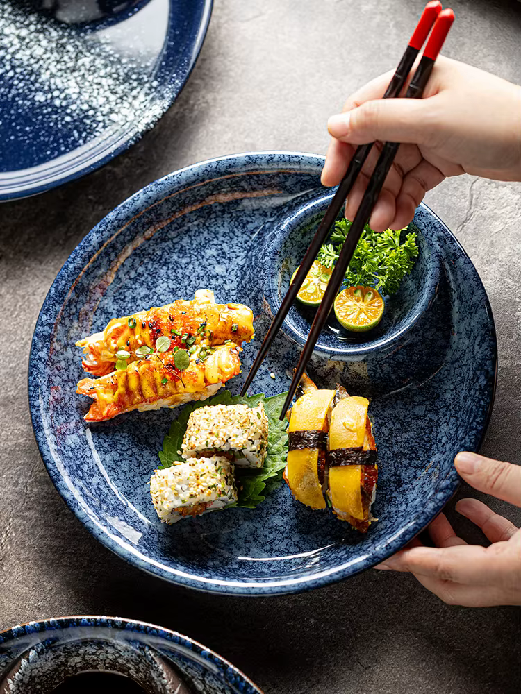 Assiette à boulettes de style japonais avec assiettes